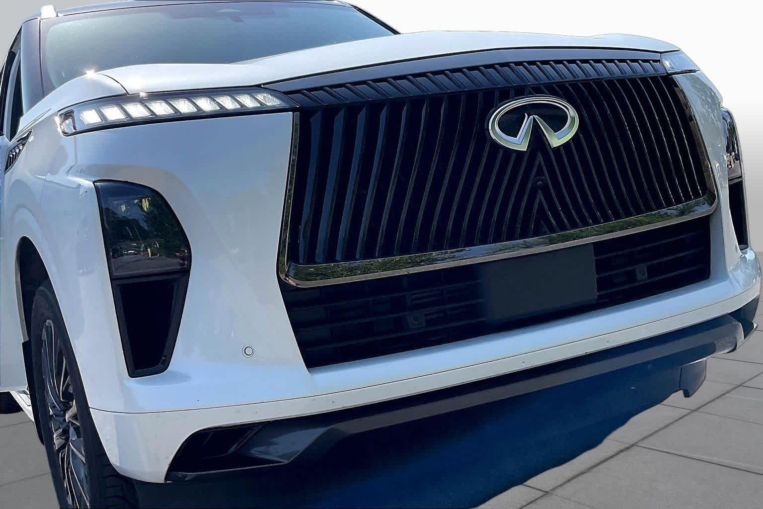 Used 2025 Radiant White/Black Obsidian INFINITI AUTOGRAPH image 31