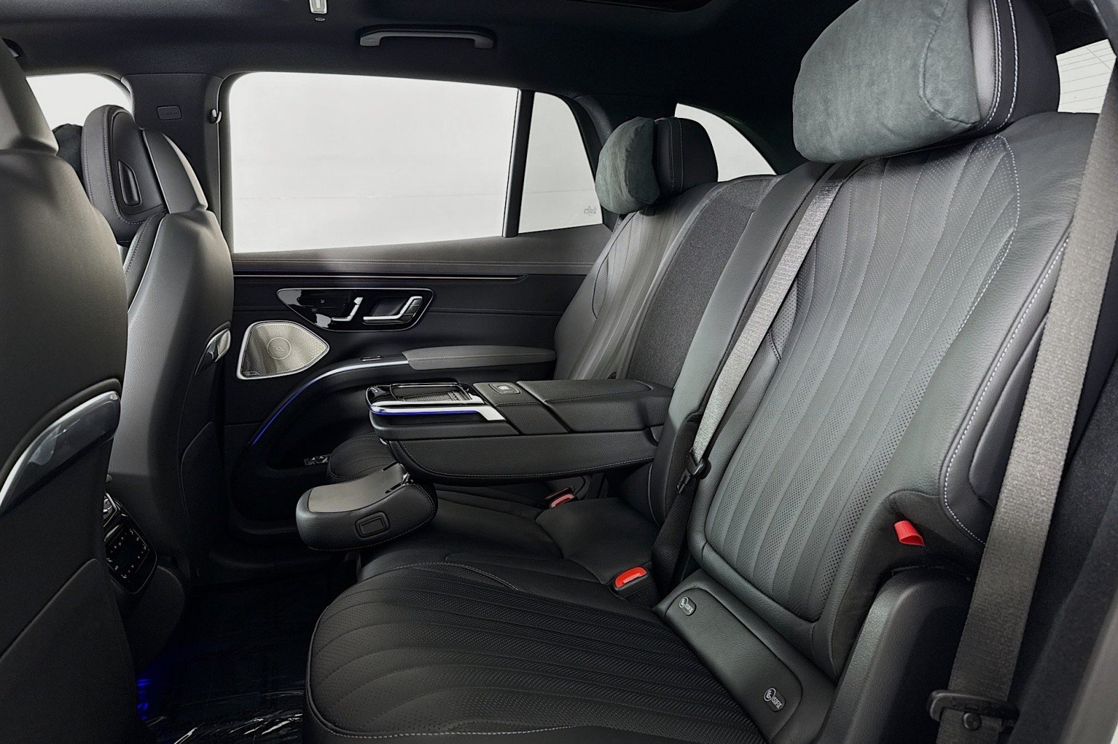 New 2026 Polar White Mercedes-Benz EQS 400 4MATIC® SUV image 7