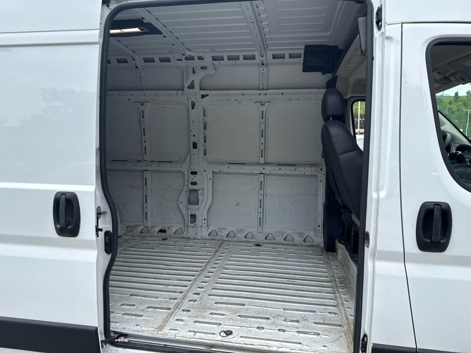 Used 2024 Whi/white Ram Tradesman image 6