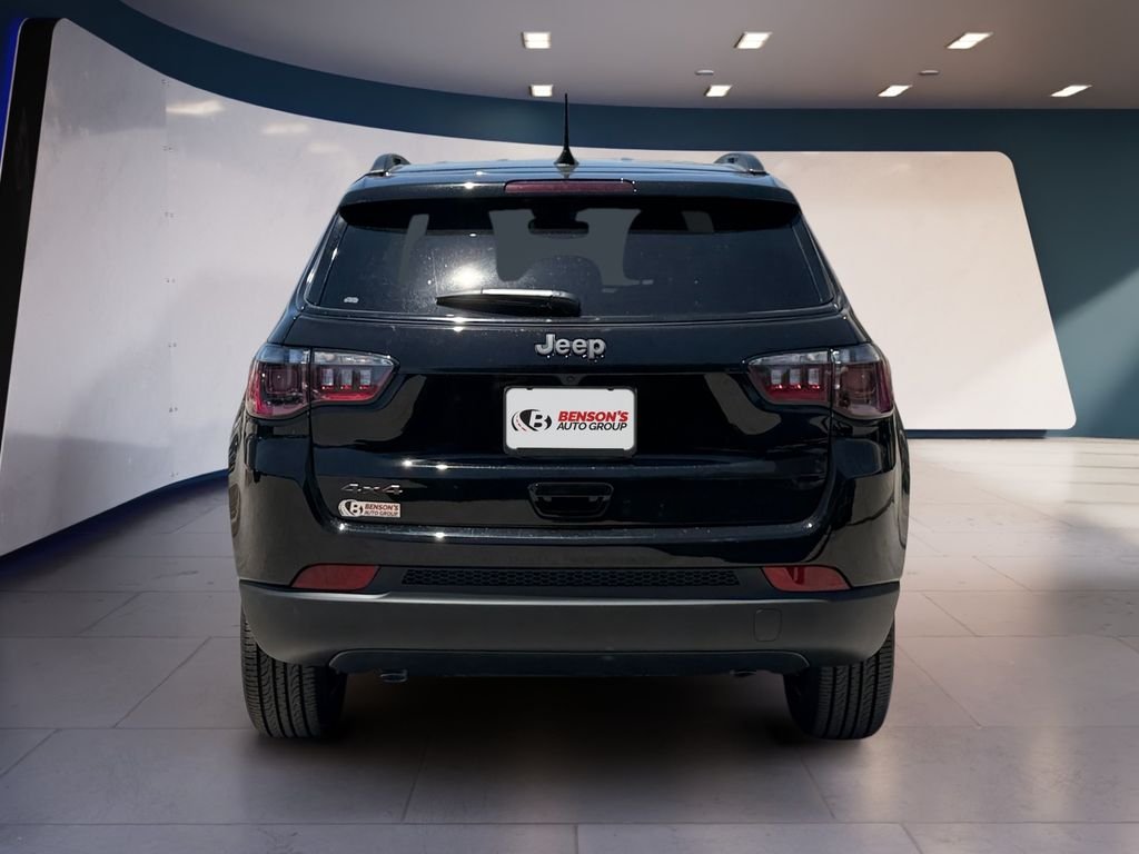 New 2026 Diamond Black Crystal Pearl-Coat Exterior Paint Jeep Latitude image 4