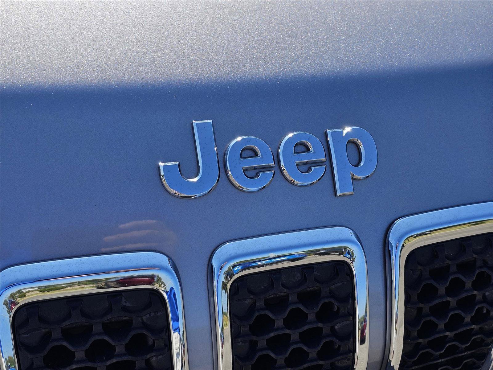 Used 2019 Billet Silver Metallic Clearcoat Jeep Limited image 3