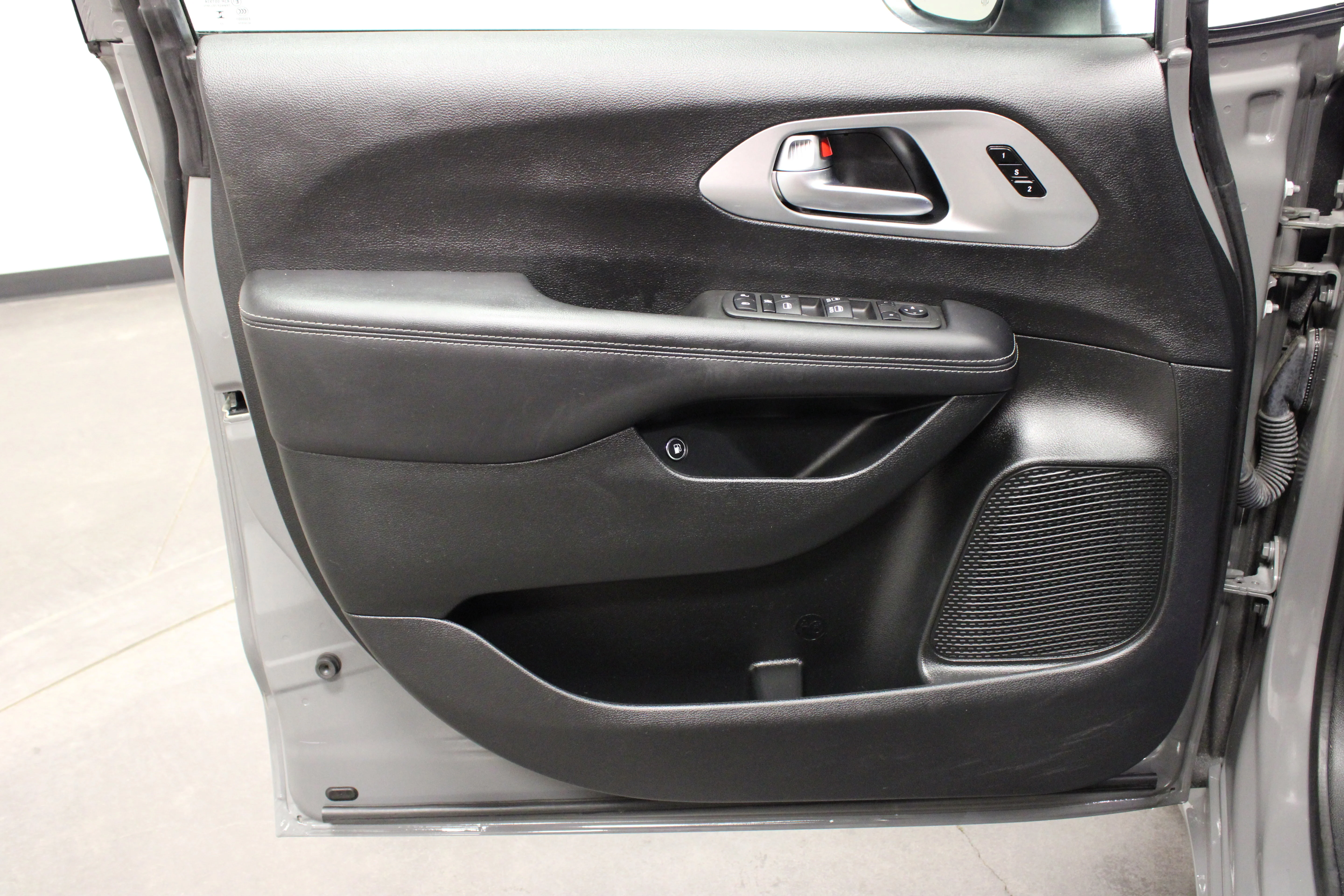 Used 2023 Ceramic Gray Clearcoat Chrysler Touring L image 11