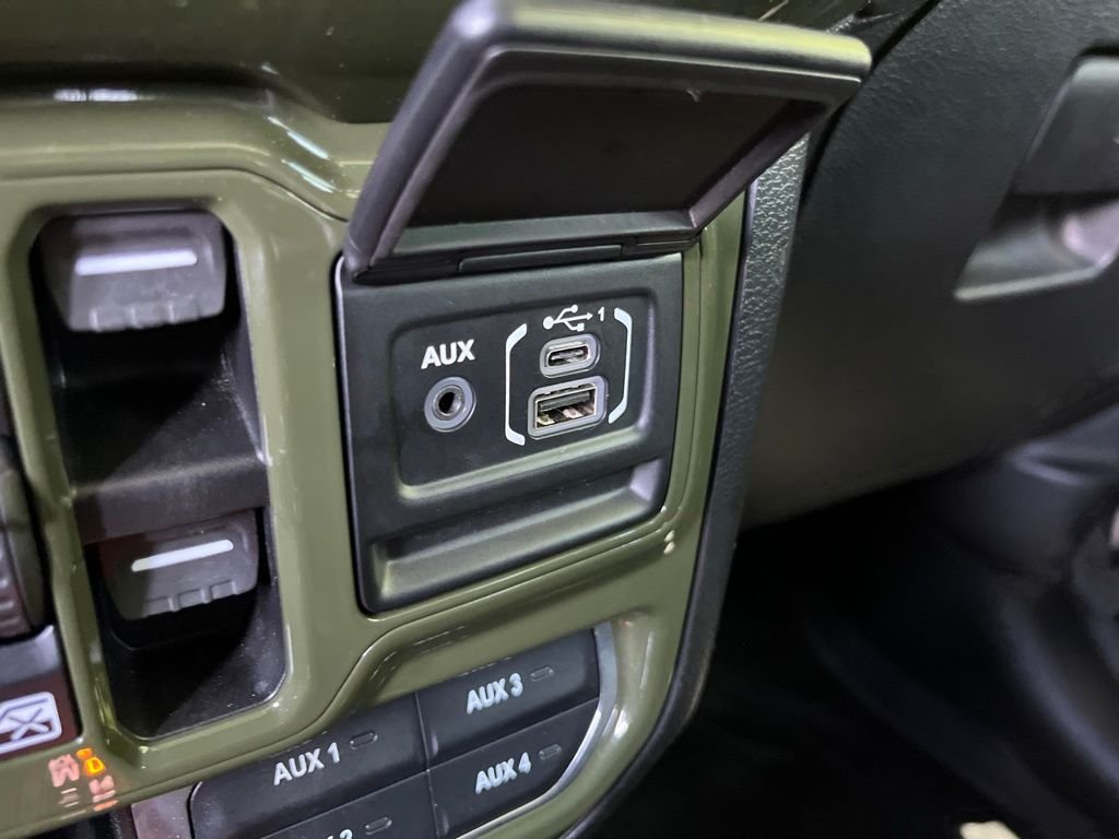 Used 2021 Green Clearcoat Jeep Overland image 43