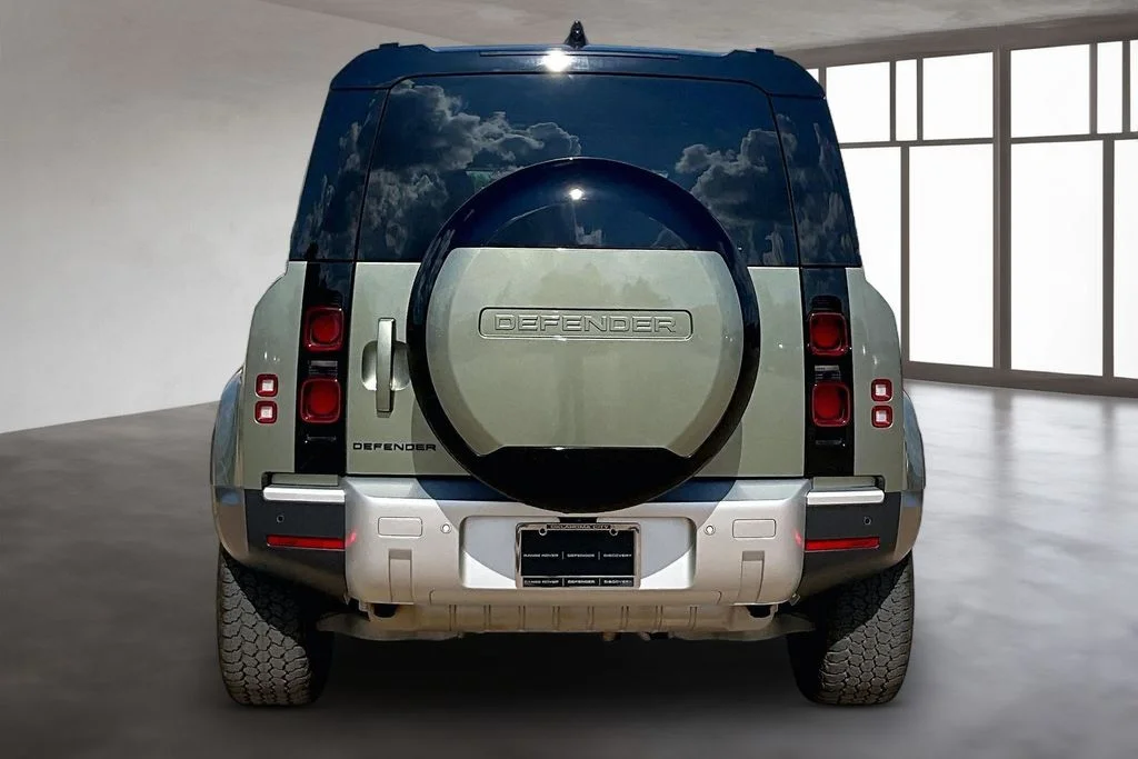 Used 2024 Green Land Rover S image 4