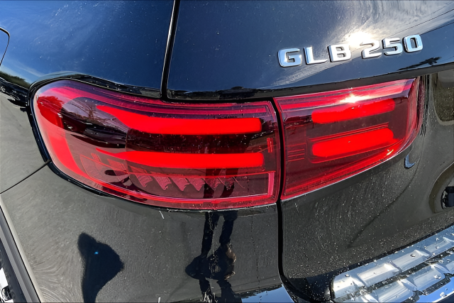 Used 2025 Black Mercedes-Benz GLB 250 image 15
