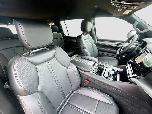 New 2026 Bright White Clear-Coat Exterior Paint Jeep Limited Altitude image 37