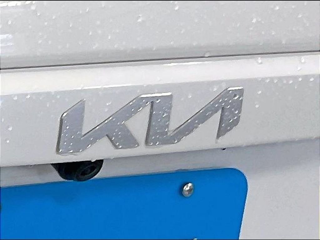 Used 2023 White Kia Wind image 28