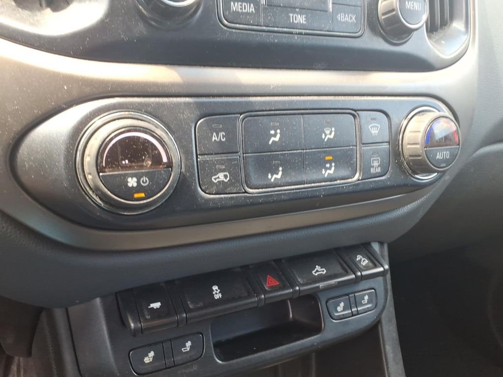 Used 2018 White Chevrolet Z71 image 25