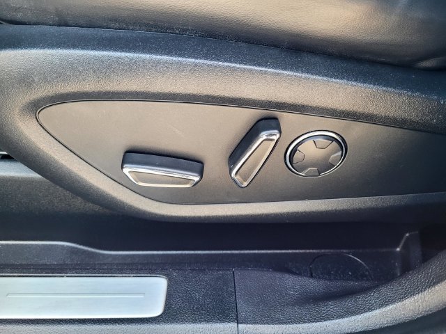 Used 2019 Gray Lincoln Select image 11
