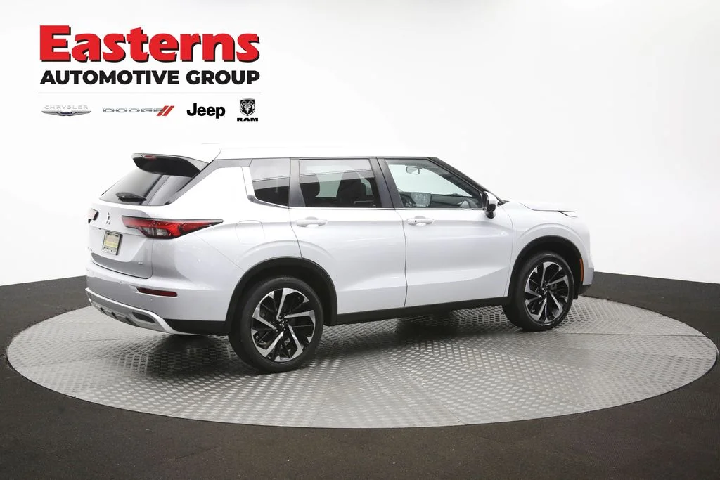 Used 2022 White Mitsubishi SE image 41