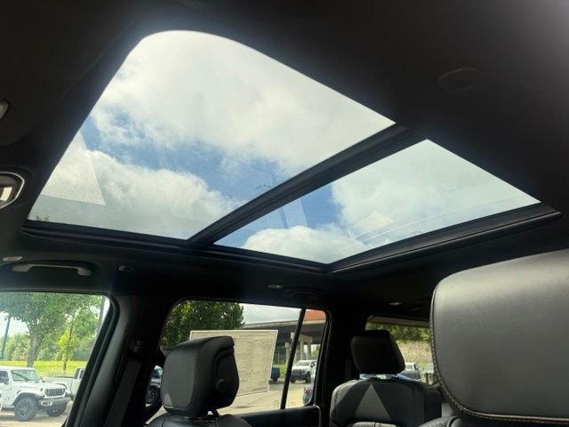 New 2026 Bright White Clear-Coat Exterior Paint Jeep  image 22