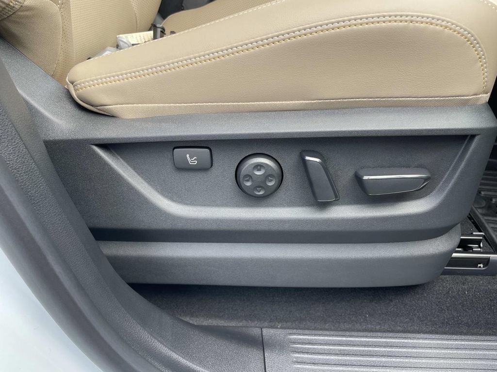 New 2026 Everest White TriCoat / Super Black Two-tone Nissan Platinum Reserve image 19