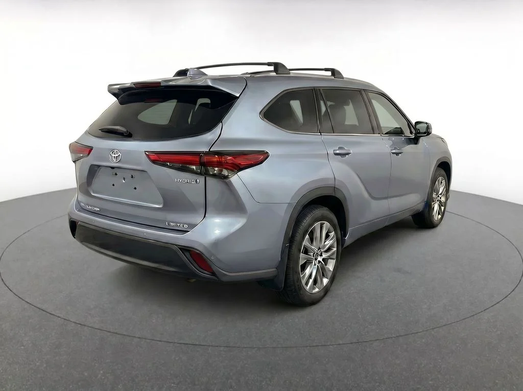 Used 2023  Toyota Limited image 4