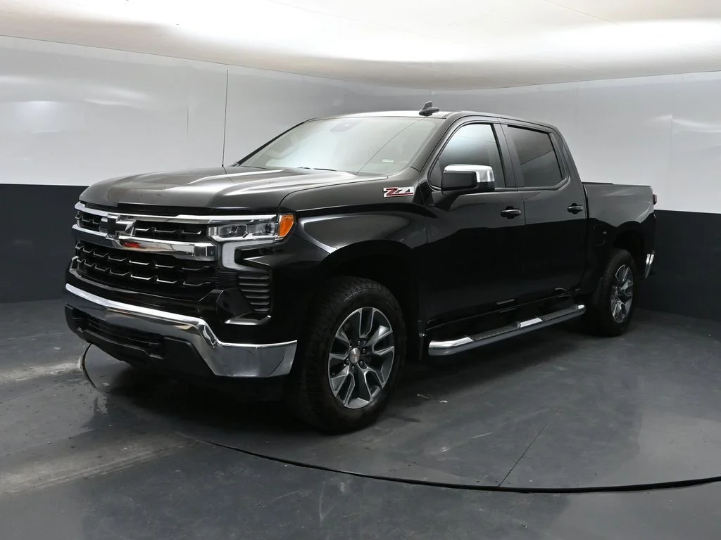 Used 2025 Black Chevrolet LT image 5