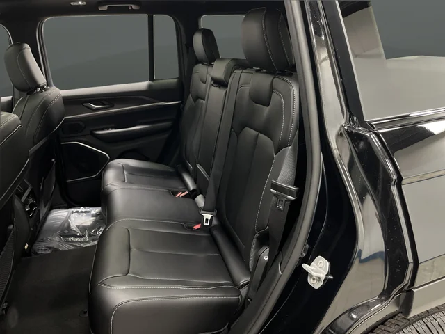 New 2026 Diamond Black Crystal Pearl-Coat Exterior Paint Jeep Limited image 30