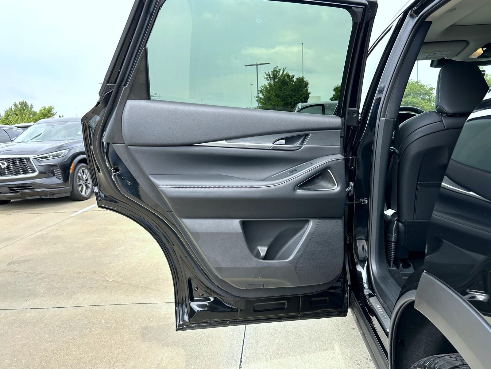 New 2027 MINERAL BLACK INFINITI Luxe AWD image 22
