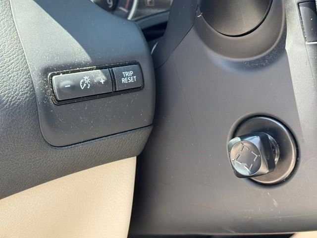 Used 2022 Grand Blue INFINITI LUXE image 27