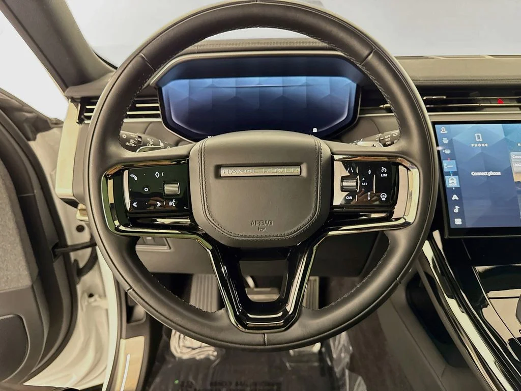 Used 2025 White Land Rover Dynamic SE image 11