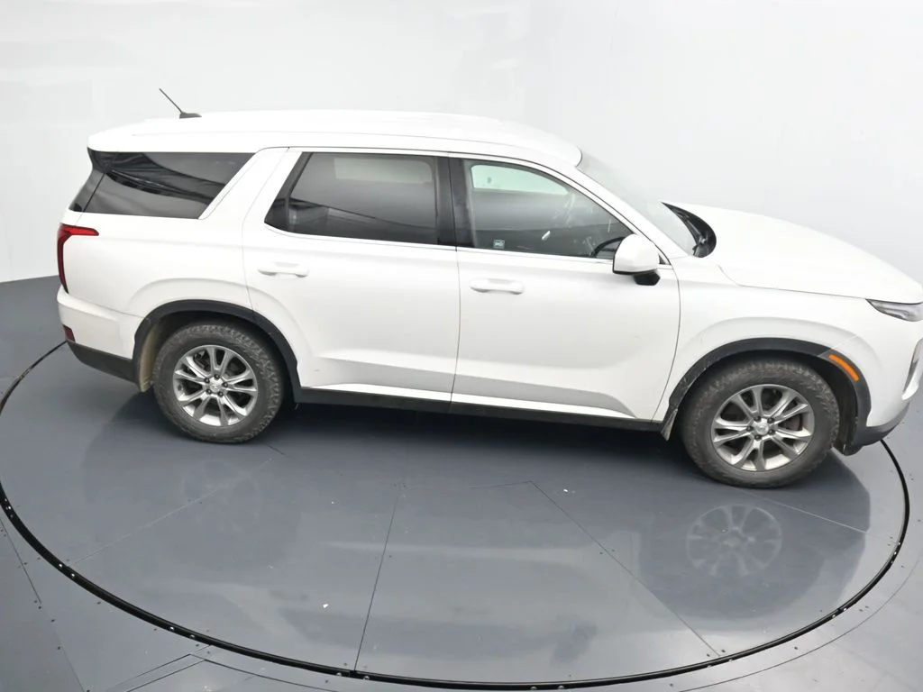 Used 2021 White Hyundai SE image 17