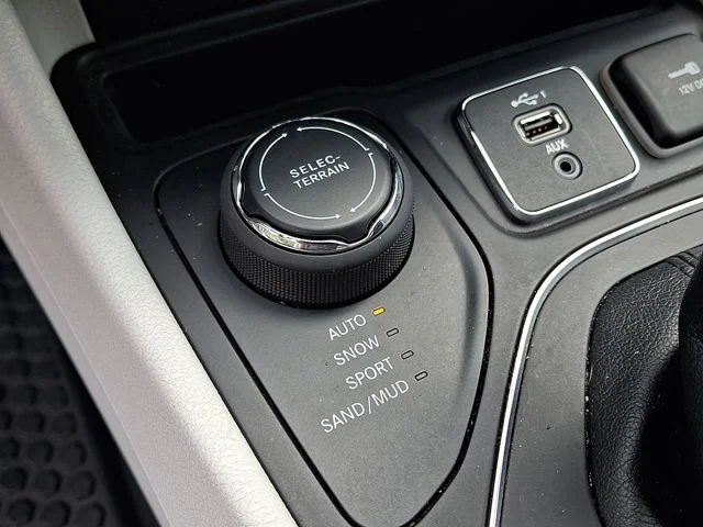Used 2020 Red Jeep Latitude Plus image 23