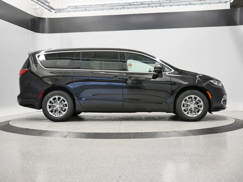 2026 Chrysler Pacifica Select - Photo 10
