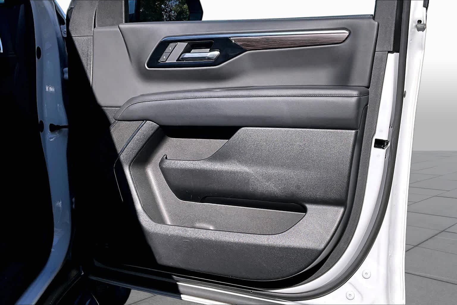Used 2025 Summit White Chevrolet LT image 23
