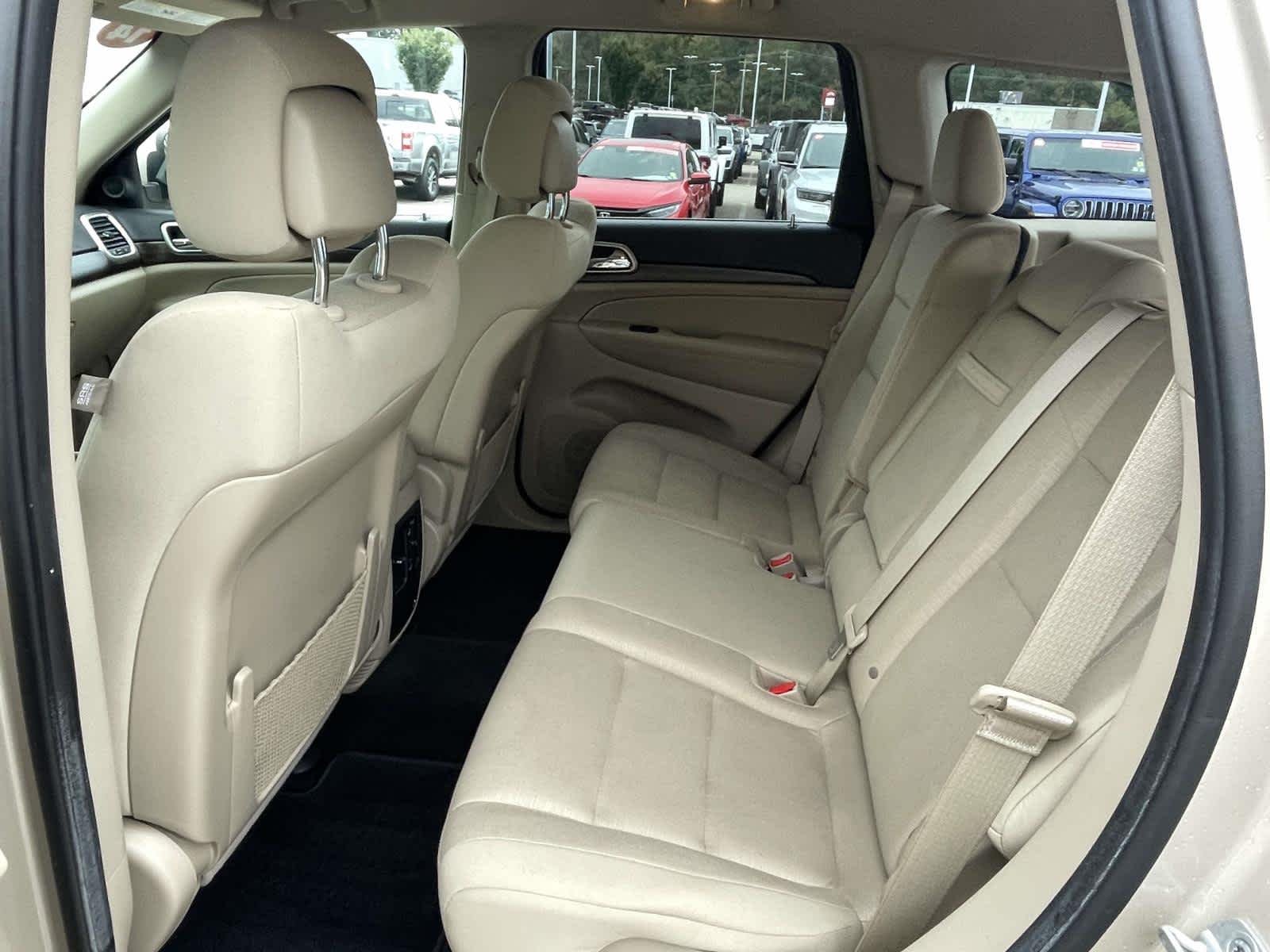 Used 2014 Cashmere Pearlcoat Jeep Laredo image 25