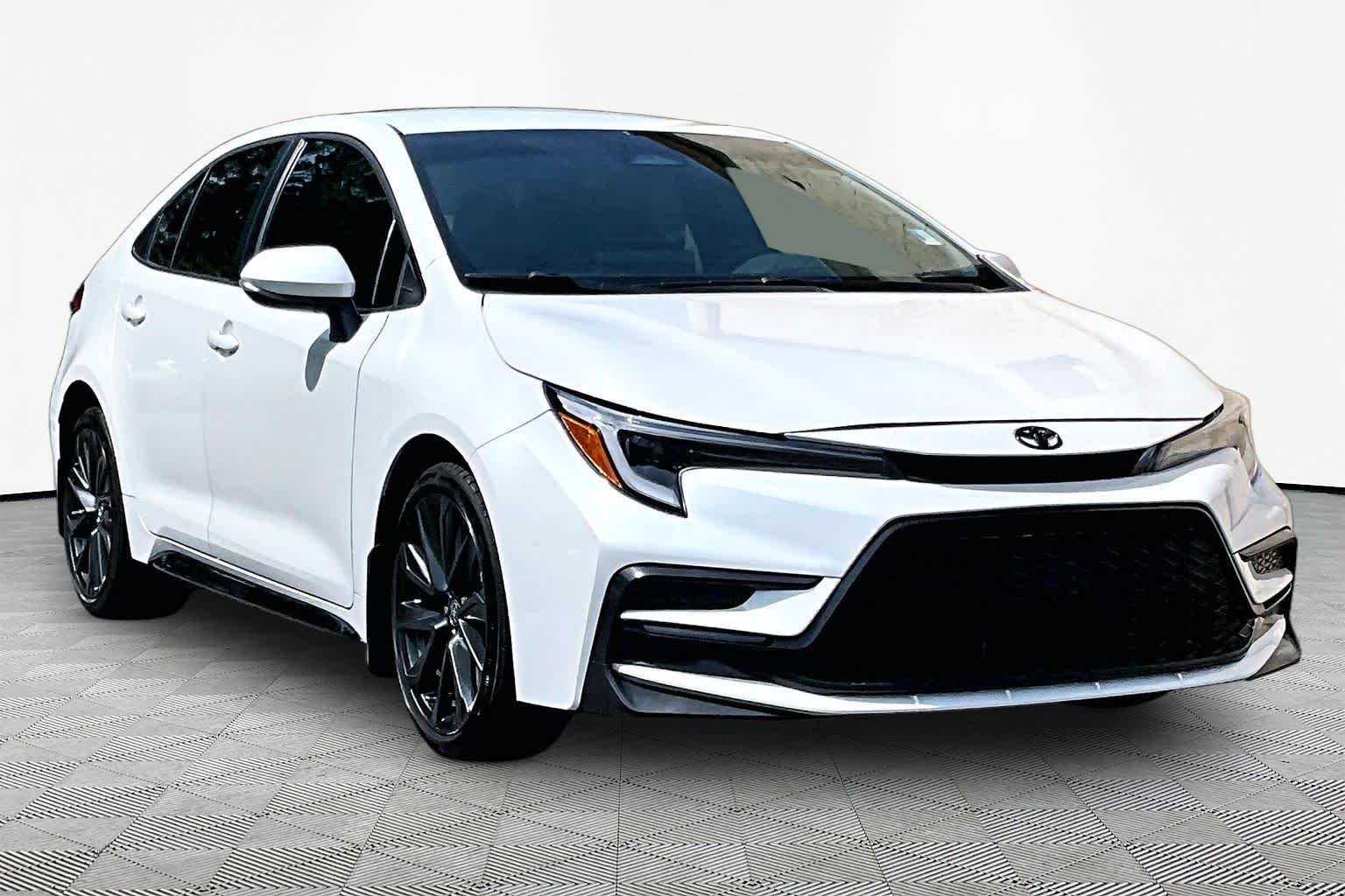 Used 2025 Wind Chill Pearl Toyota SE image 3