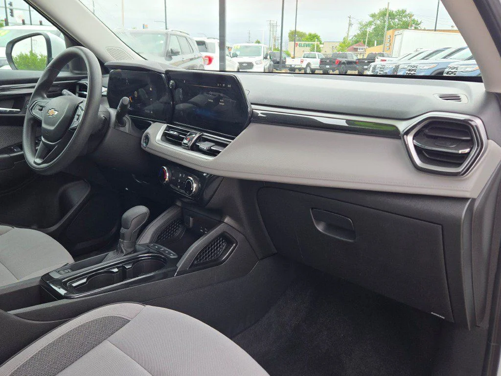Used 2025 Summit White Chevrolet LT image 7