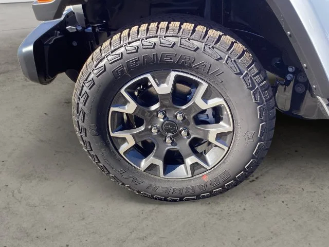 New 2027 Bright White Jeep 4-DOOR SAHARA image 15