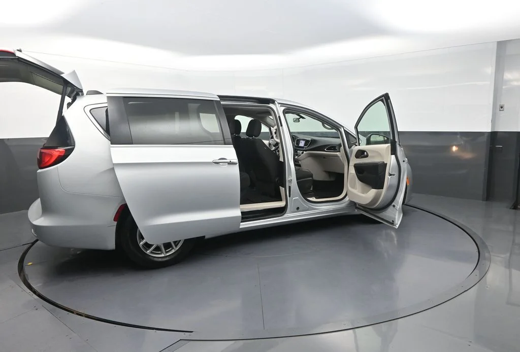 Used 2022 Silver Chrysler LX image 37