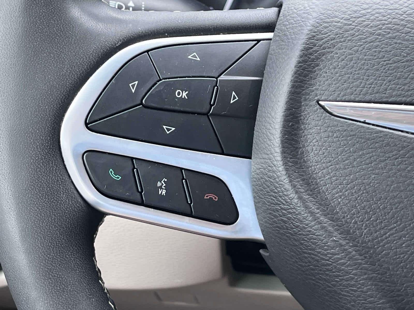 Used 2023 Blk/black Chrysler Touring L image 35