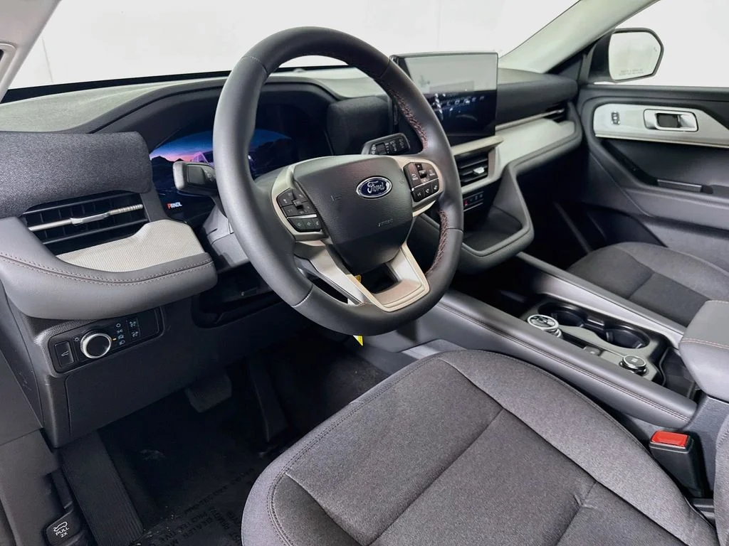 New 2026 Star White Metallic Tri-Coat Ford Active image 9