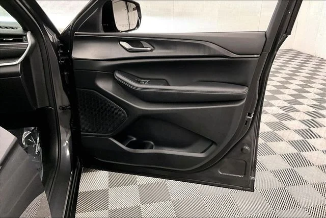 Used 2024 Baltic Gray Metallic Clearcoat Jeep Altitude X image 22