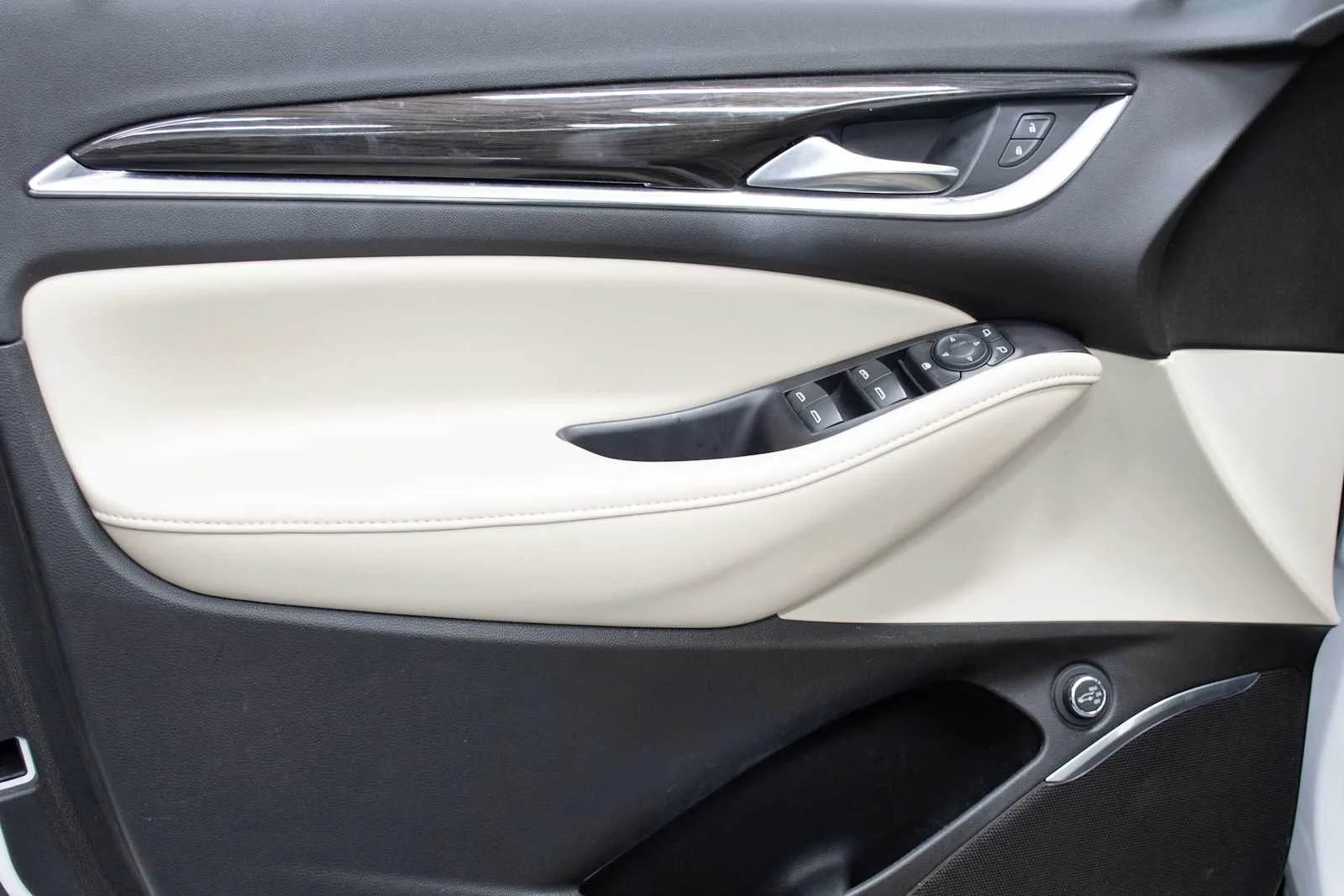 Used 2021 Summit White Buick Essence image 14