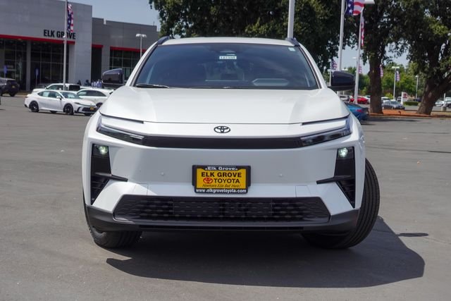 New 2026 Wind Chill Pearl <sup>1</sup> Toyota  SE image 2