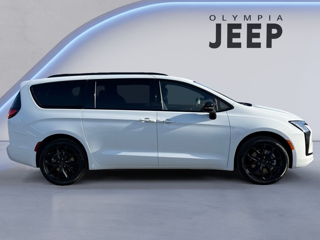 New 2027 Bright White Clear-Coat Exterior Paint Chrysler Limited image 6