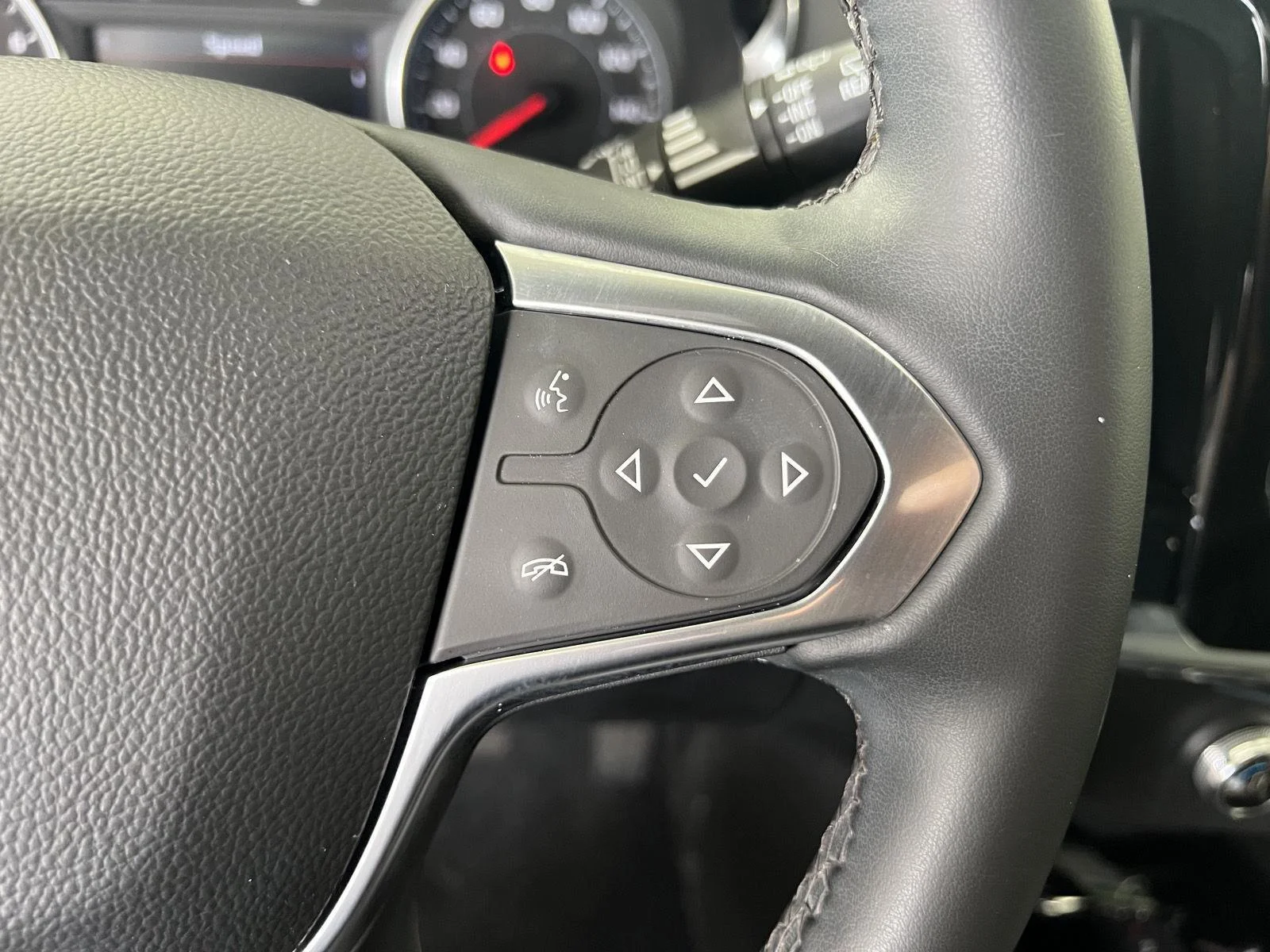 Used 2023 Silver Sage Metallic Chevrolet LT Cloth image 10