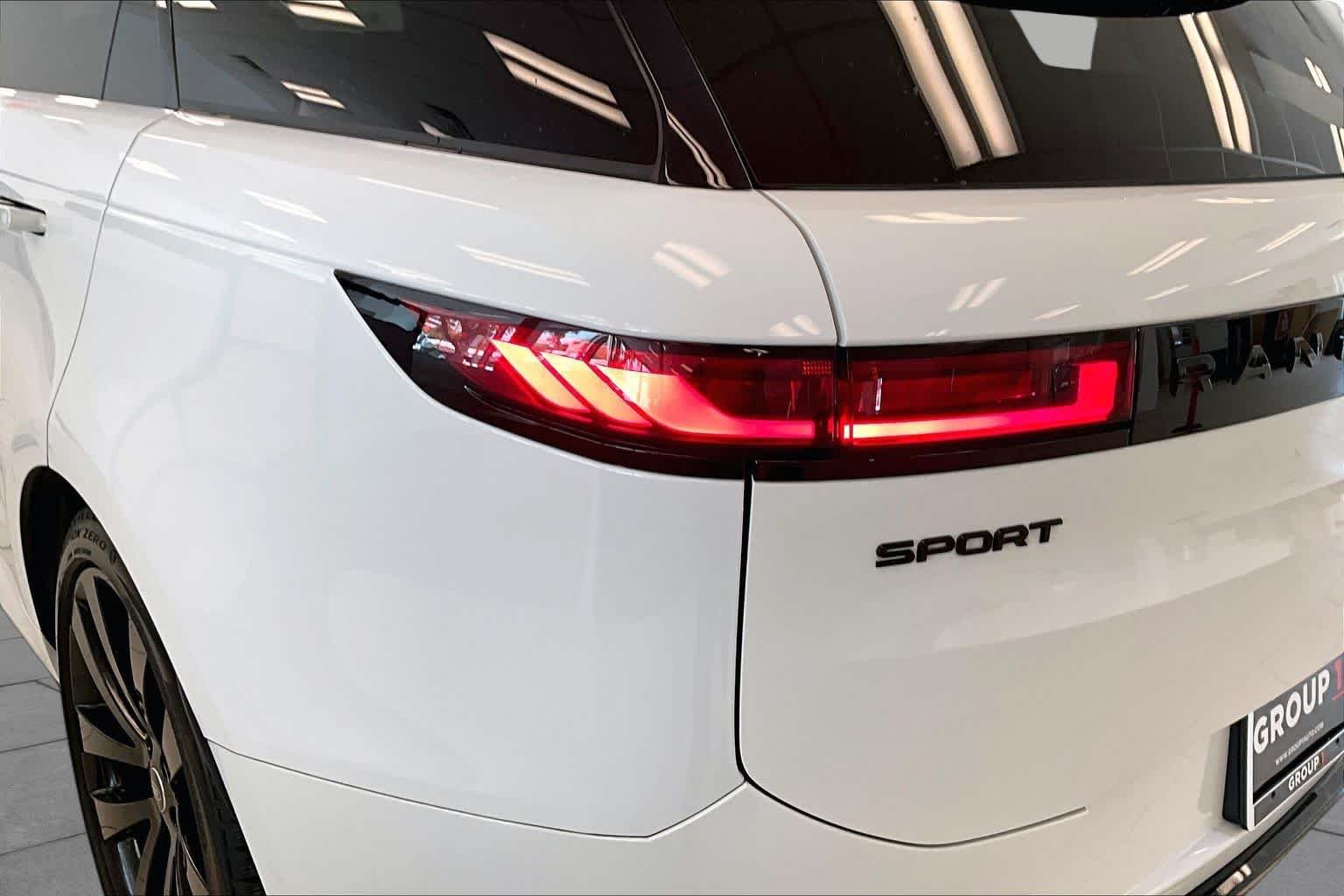 Used 2023 Fuji White Land Rover SE Dynamic image 27