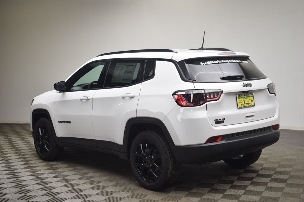 New 2026 Bright White Clear-Coat Exterior Paint Jeep Latitude image 12
