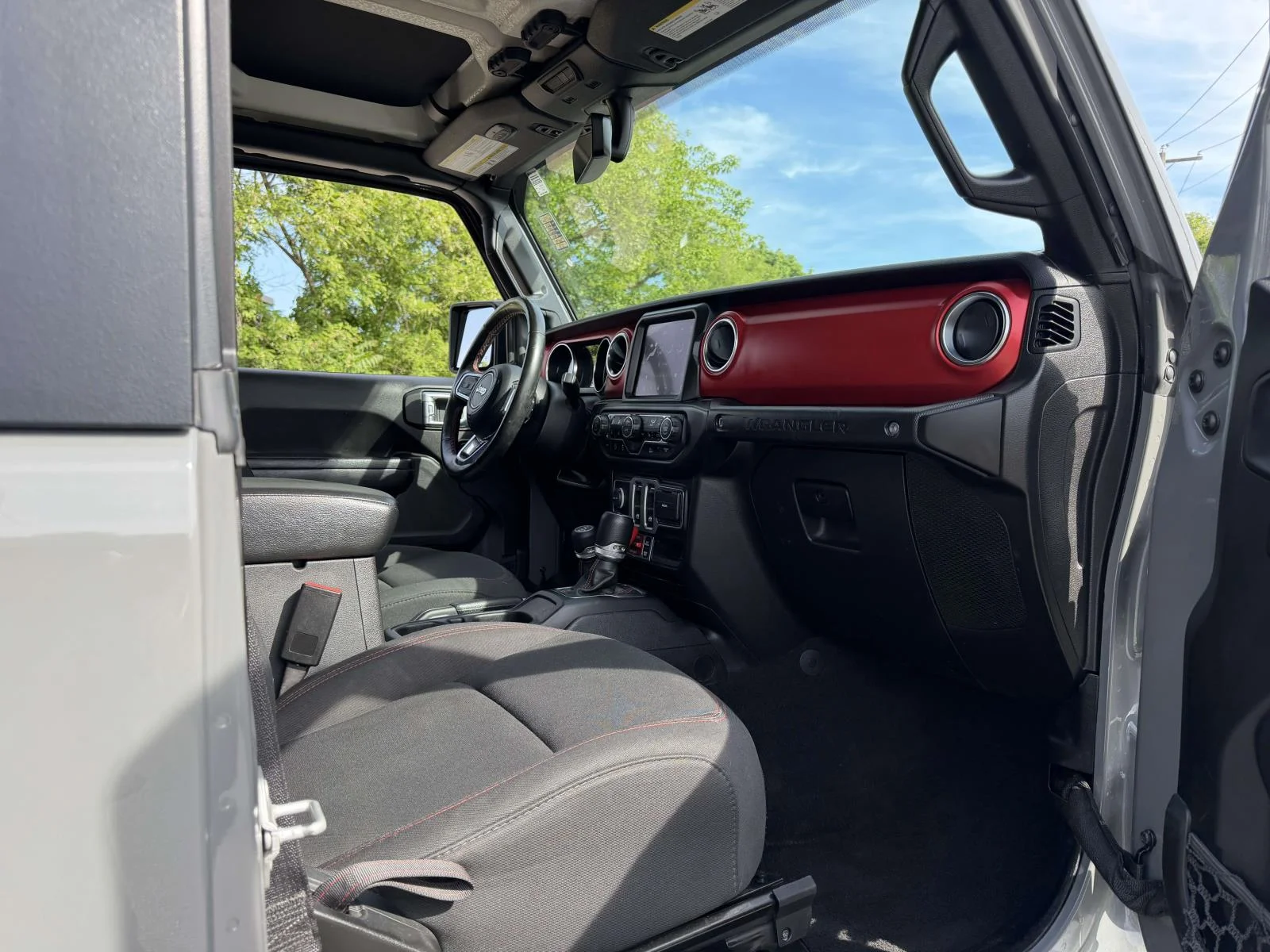 Used 2022 Gray Jeep Rubicon image 8