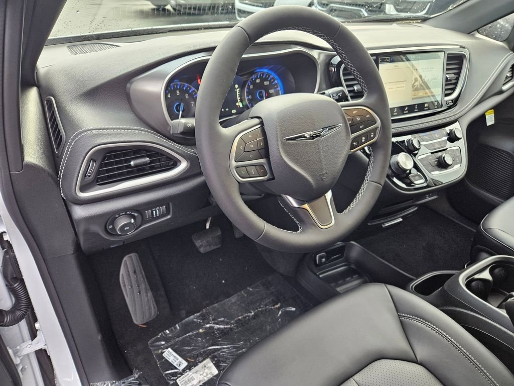 New 2026 Bright White Clear-Coat Exterior Paint Chrysler Select image 13