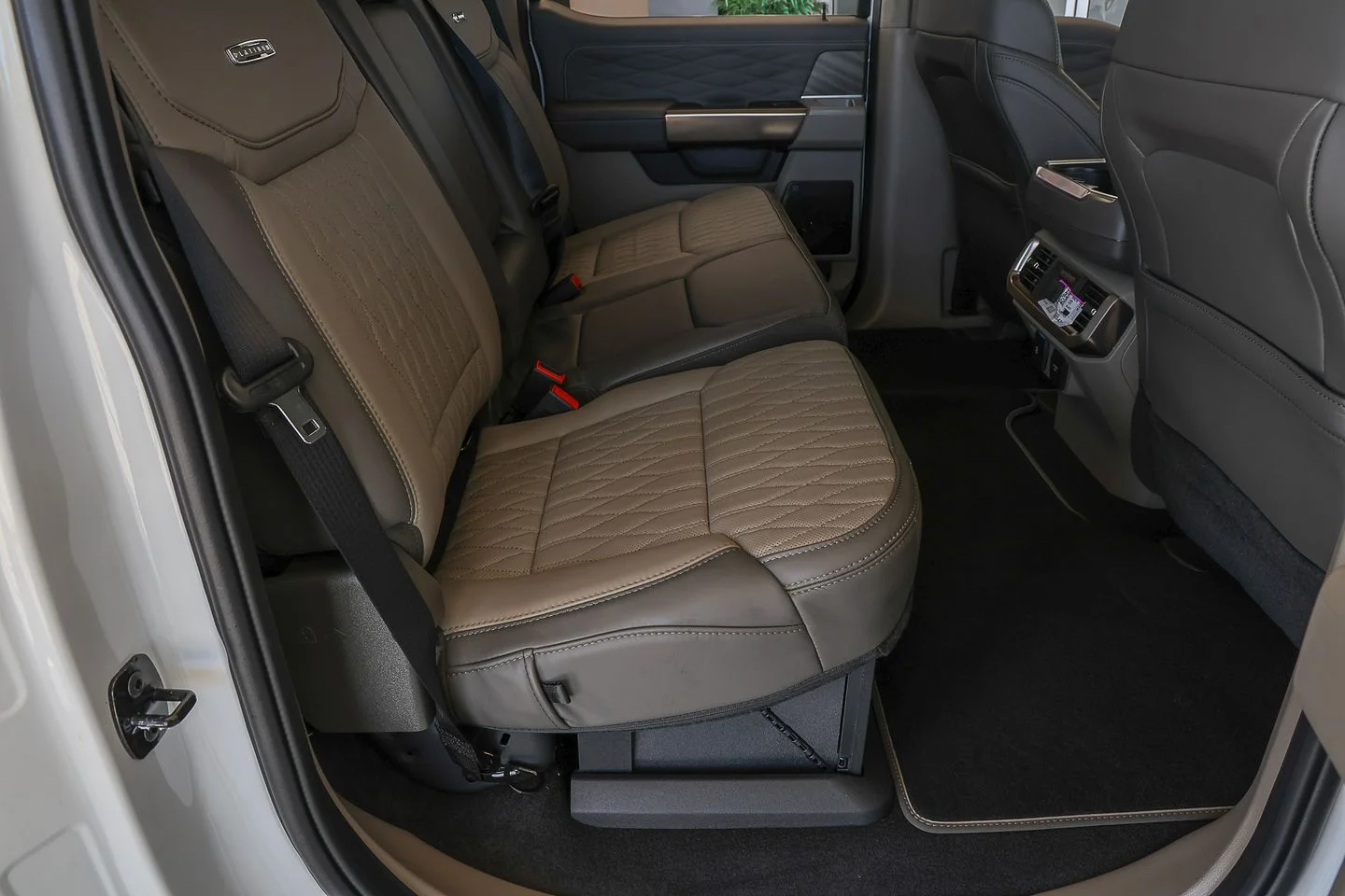 New 2026 Star White Metallic Tri-Coat Ford Platinum® image 40