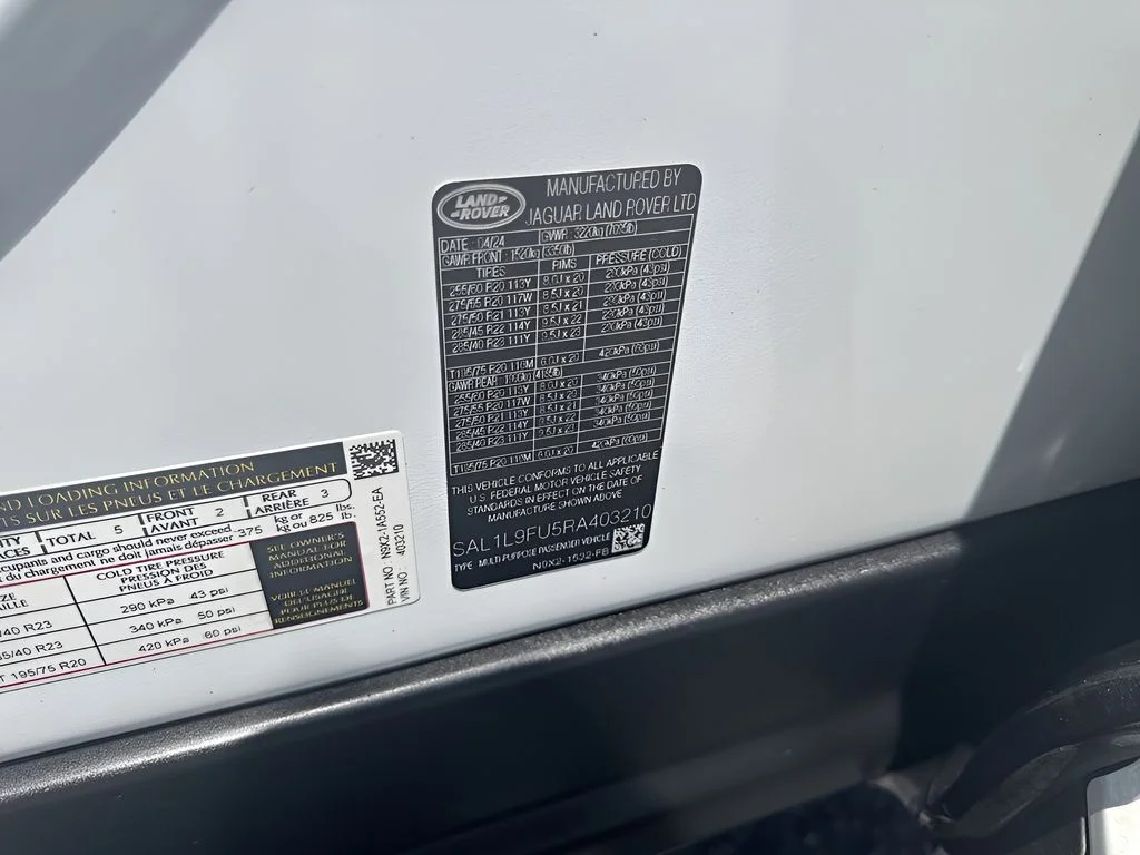Used 2024 White Land Rover Dynamic SE image 31