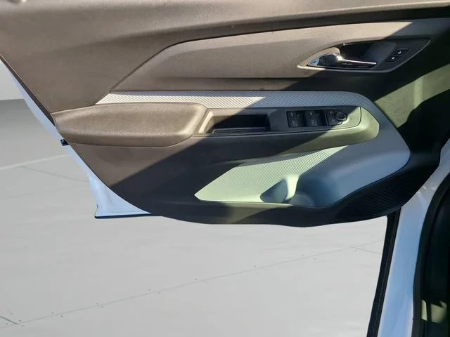 New 2027 Summit White Chevrolet LT image 18