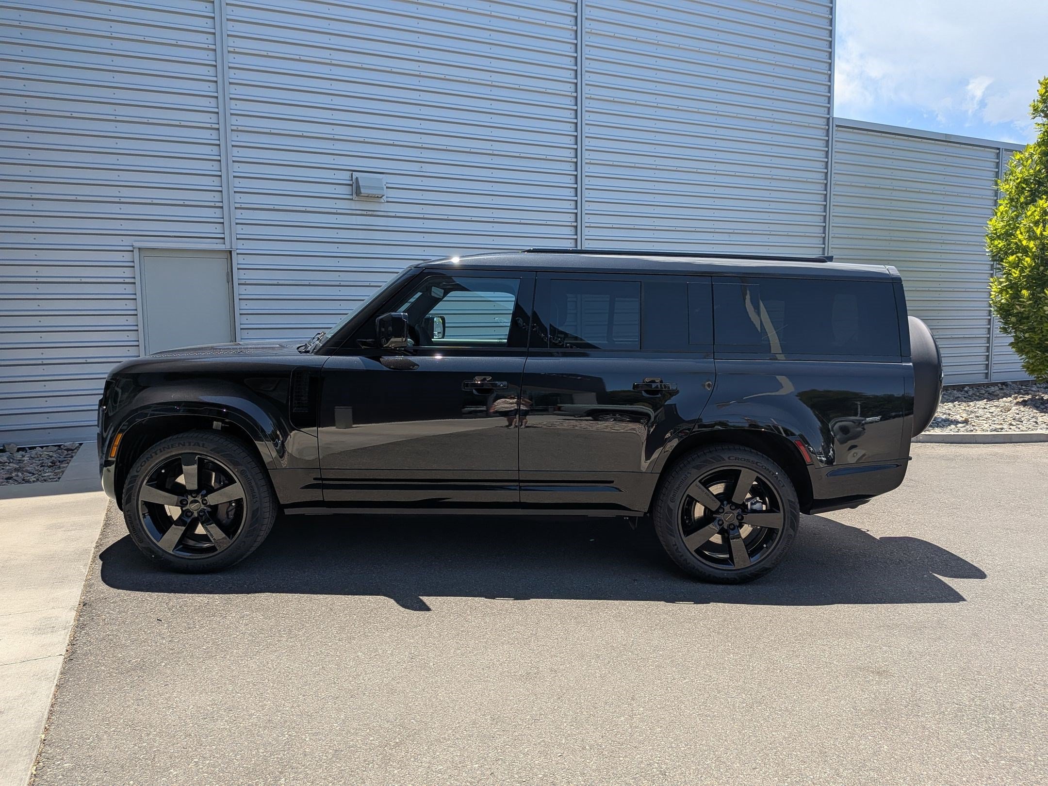New 2026 Santorini Black Land Rover P400 X-Dynamic SE image 9