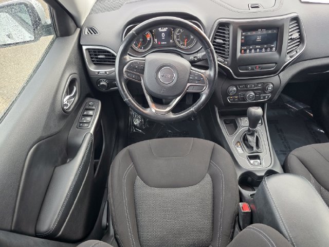 Used 2020 Bright White Clearcoat Jeep Latitude image 4