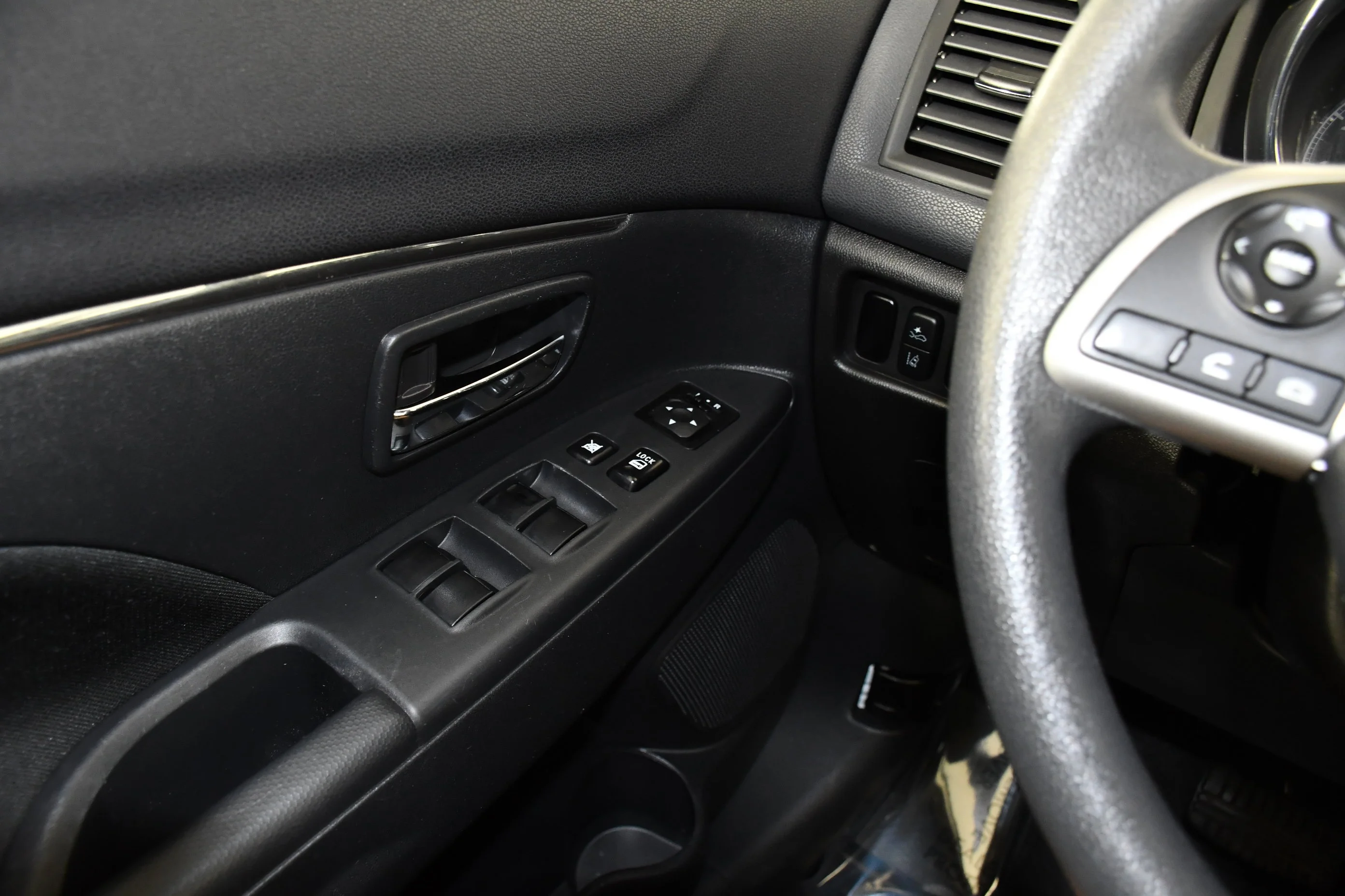 Used 2022 White Diamond Mitsubishi ES image 32