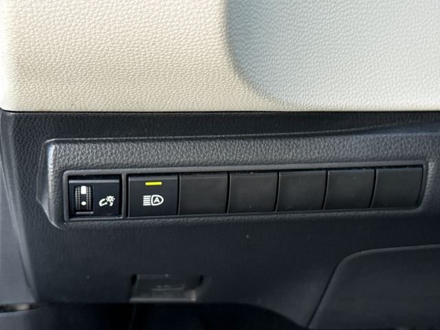 Used 2022 White Toyota LE image 21
