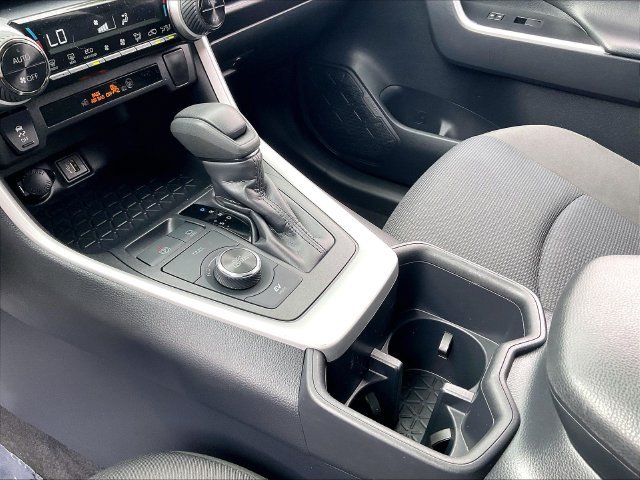 Used 2025 White Toyota LE image 19